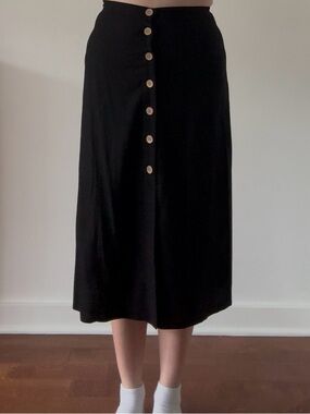 Divided Black Midi Skirt with Front wood Buttons